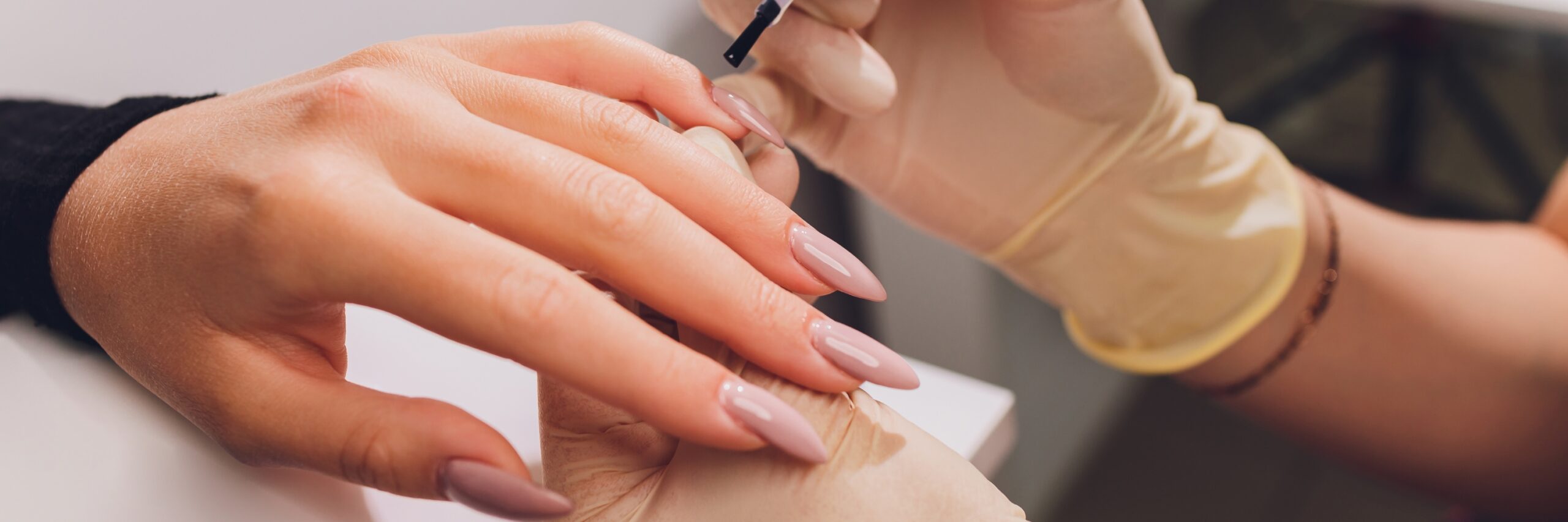 Neomanails din salong i Stockholm för perfekta naglar och avslappning